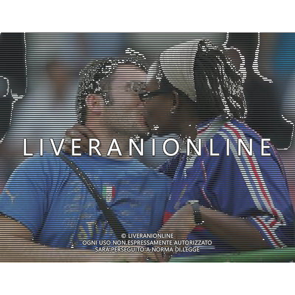 Italia - Francia Qualificazioni Europei 2008 08/09/2007 nella foto un bacio tra tifosi ph Agenzia Aldo Liverani Sas
