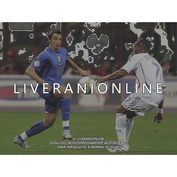 Italia - Francia Qualificazioni Europei 2008 08/09/2007 nella foto massimo oddo con malouda ph Agenzia Aldo Liverani Sas