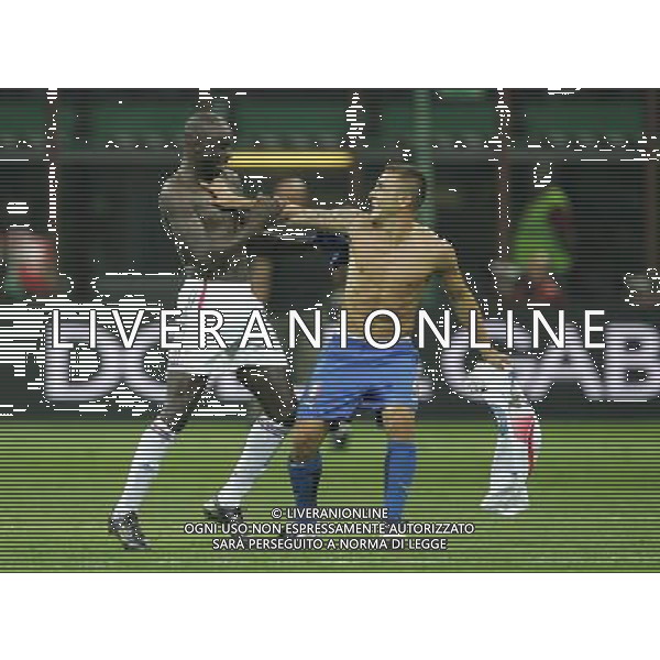 Italia - Francia Qualificazioni Europei 2008 08/09/2007 nella foto lilian thuram e fabio cannavaro scherzano e si contendono la maglia francese a fine gara ph Agenzia Aldo Liverani Sas