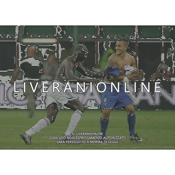 Italia - Francia Qualificazioni Europei 2008 08/09/2007 nella foto lilian thuram e fabio cannavaro scherzano e si contendono la maglia francese a fine gara ph Agenzia Aldo Liverani Sas