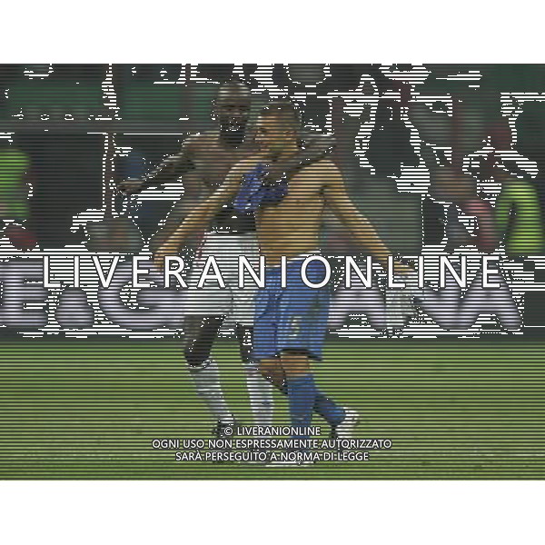 Italia - Francia Qualificazioni Europei 2008 08/09/2007 nella foto lilian thuram e fabio cannavaro scherzano e si contendono la maglia francese a fine gara ph Agenzia Aldo Liverani Sas