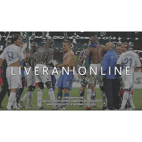 Italia - Francia Qualificazioni Europei 2008 08/09/2007 nella foto lilian thuram e fabio cannavaro scherzano e si contendono la maglia francese a fine gara ph Agenzia Aldo Liverani Sas