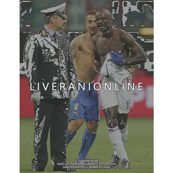 Italia - Francia Qualificazioni Europei 2008 08/09/2007 nella foto lilian thuram e fabio cannavaro scherzano e si contendono la maglia francese a fine gara ph Agenzia Aldo Liverani Sas