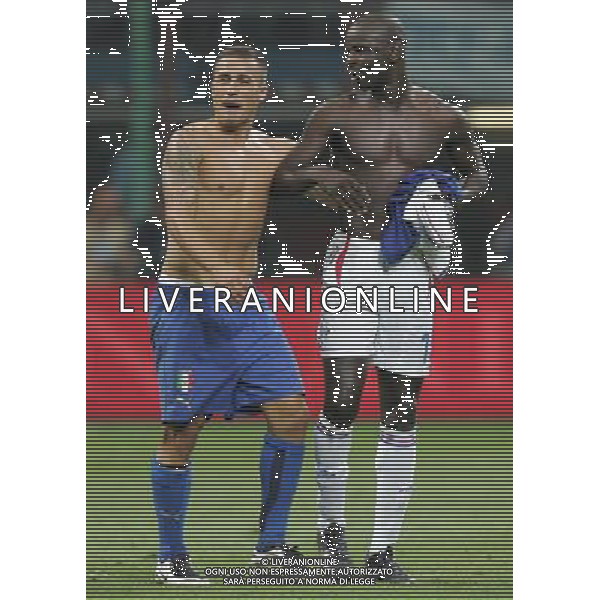 Italia - Francia Qualificazioni Europei 2008 08/09/2007 nella foto lilian thuram e fabio cannavaro scherzano e si contendono la maglia francese a fine gara ph Agenzia Aldo Liverani Sas
