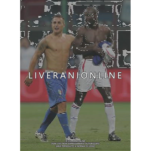Italia - Francia Qualificazioni Europei 2008 08/09/2007 nella foto lilian thuram e fabio cannavaro scherzano e si contendono la maglia francese a fine gara ph Agenzia Aldo Liverani Sas