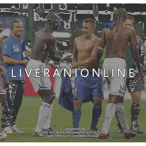Italia - Francia Qualificazioni Europei 2008 08/09/2007 nella foto lilian thuram e fabio cannavaro scherzano e si contendono la maglia francese a fine gara ph Agenzia Aldo Liverani Sas