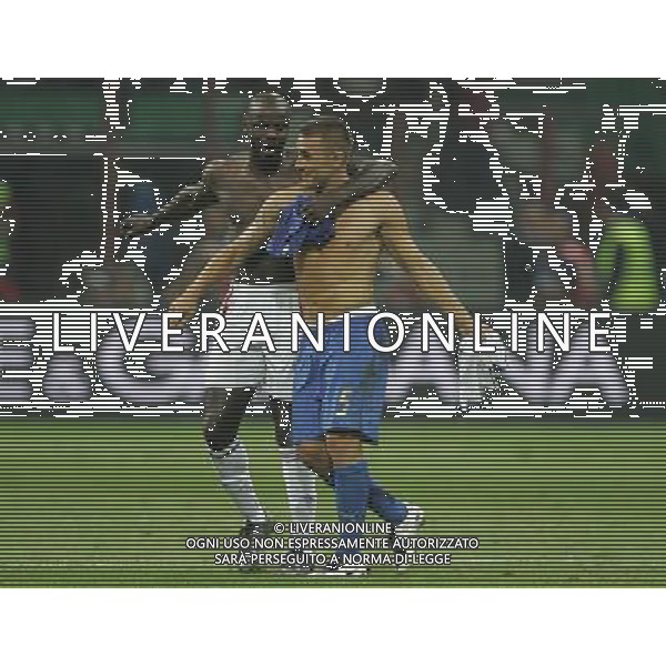 Milano 08-09-2007 Qualificazioni Europei 2008 italia-francia 0:0 nella foto cannavaro fabio e thuram lilian si contendono la maglia francese ph marco luzzani/ag aldo liverani s.a.s.