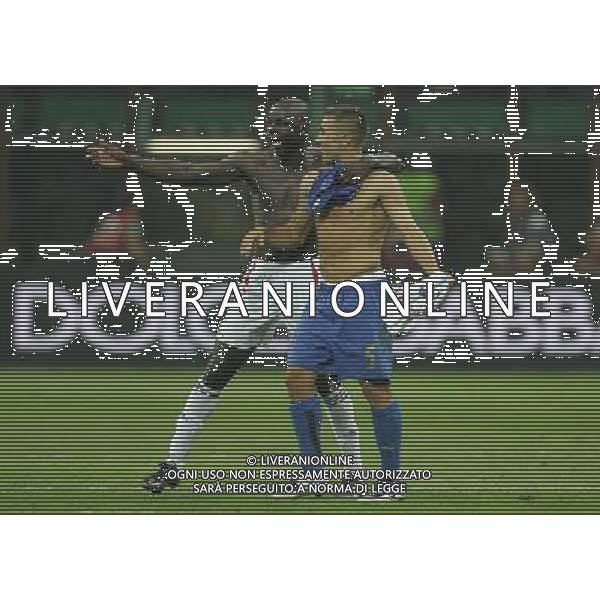 Milano 08-09-2007 Qualificazioni Europei 2008 italia-francia 0:0 nella foto cannavaro fabio e thuram lilian si contendono la maglia francese ph marco luzzani/ag aldo liverani s.a.s.