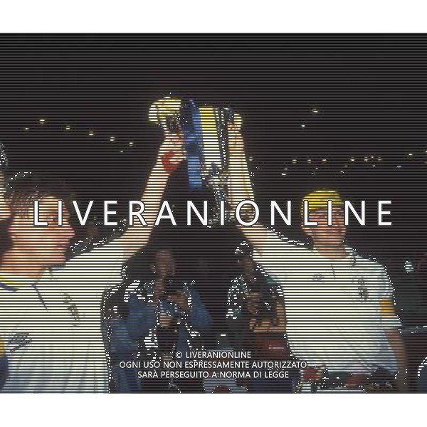 LONDRA 12/05/1993 FINALE DI COPPA DELLE COPPE NELLA FOTO apolloni-minotti con la coppa delle coppe AG ALDO LIVERANI