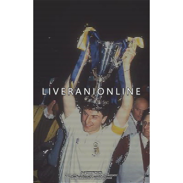 LONDRA 12/05/1993 FINALE DI COPPA DELLE COPPE NELLA FOTO lorenzo minotti con la coppa delle coppe AG ALDO LIVERANI