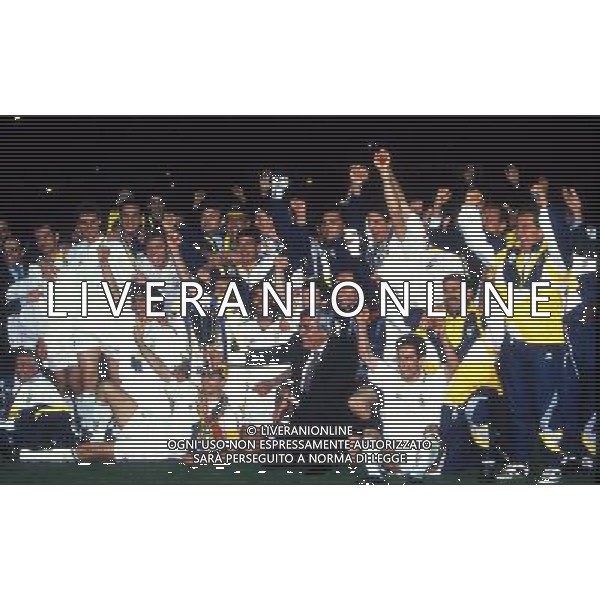 LONDRA 12/05/1993 FINALE DI COPPA DELLE COPPE NELLA FOTO PARMA con la coppa delle coppe AG ALDO LIVERANI