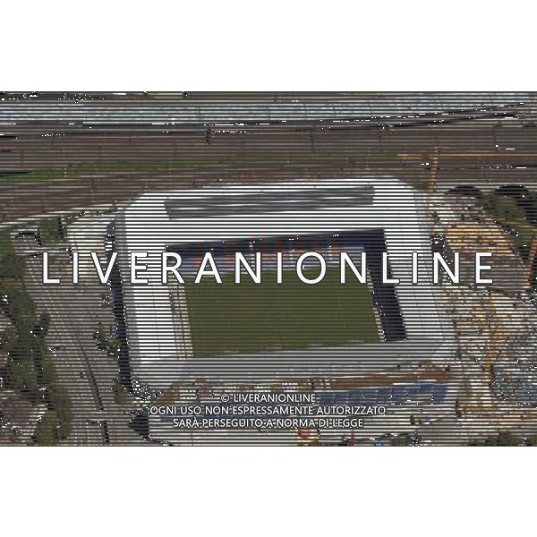 STADIO DI BASILEA, BASEL, BALE, SVIZZERA, ANDIA. fr/AG.ALDO LIVERANI Suisse: Bâle. 16/07/07. Vue aérienne générale de la ville en été avec le stade Parc Saint-Jacques. Le Parc Saint-Jacques est le stade du club de football suisse FC Bâle, situé à Bâle. Son surnom est Joggeli et a une capacité d\'environ 41 500 places en vue d\'accueillir le prochain championnat d’Europe de football 2008 (Euro 2008) organisé conjointement par la Suisse et l’Autriche. Le stade est composé de quatre tribunes, chaque tribune représentant un côté du stade.