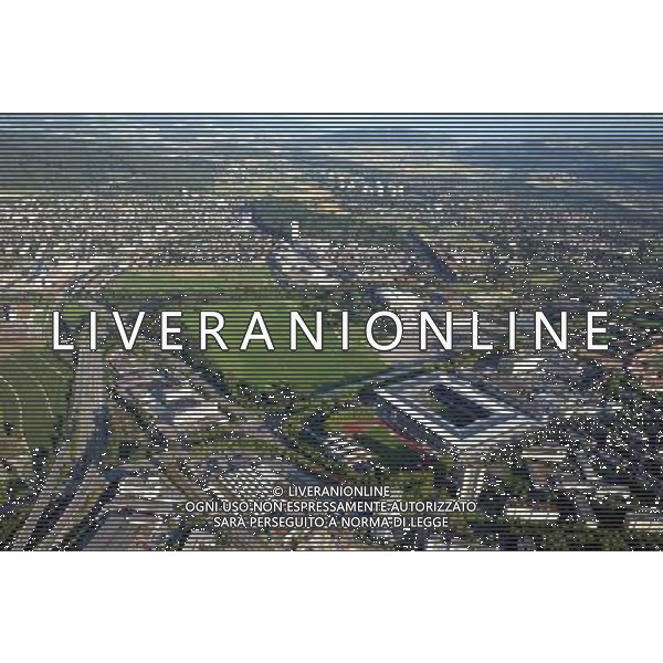 STADIO DI BERNA, BERNE,SVIZZERA, ANDIA. fr/AG.ALDO LIVERANI Suisse: Berne<br>15/07/07<br>Vue aérienne de la ville et du Stade du Wankdorf. Le Stade de Suisse Wankdorf Berne a été inauguré le 30 juillet 2005. Il s’agit d’un complexe commercial et d’un stade de football dont la construction a coûté 370 millions de francs suisses. Il a remplacé l\'ancien stade qui avait été construit en 1925 et avait accueilli la Coupe du monde de football de 1954. Stade du championnat d’Europe de football 2008 (Euro 2008) organisé conjointement par la Suisse et l’Autriche.