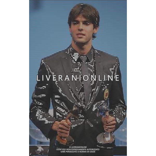 Montecarlo Monaco 30/08/2007 sorteggi champions league 2007/08 nella foto kaka ricardo con il premio miglior giocatore e miglior attaccante dell\'anno uefa ph marco luzzani/ag aldo liverani s.a.s.