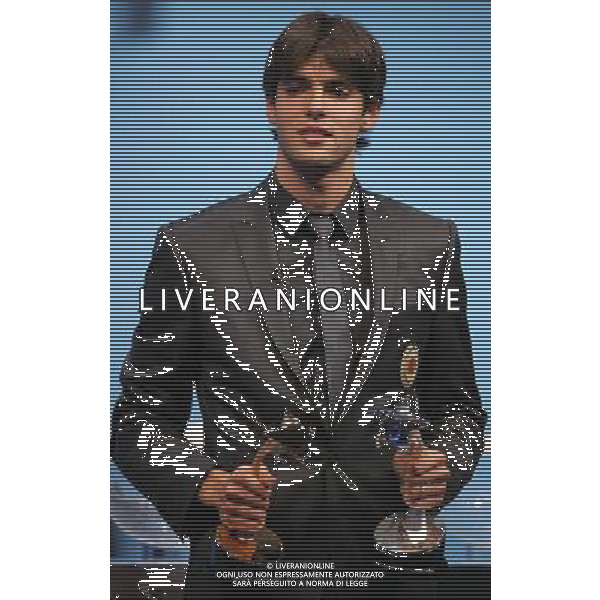 Montecarlo Monaco 30/08/2007 sorteggi champions league 2007/08 nella foto kaka ricardo con il premio miglior giocatore e miglior attaccante dell\'anno uefa ph marco luzzani/ag aldo liverani s.a.s.