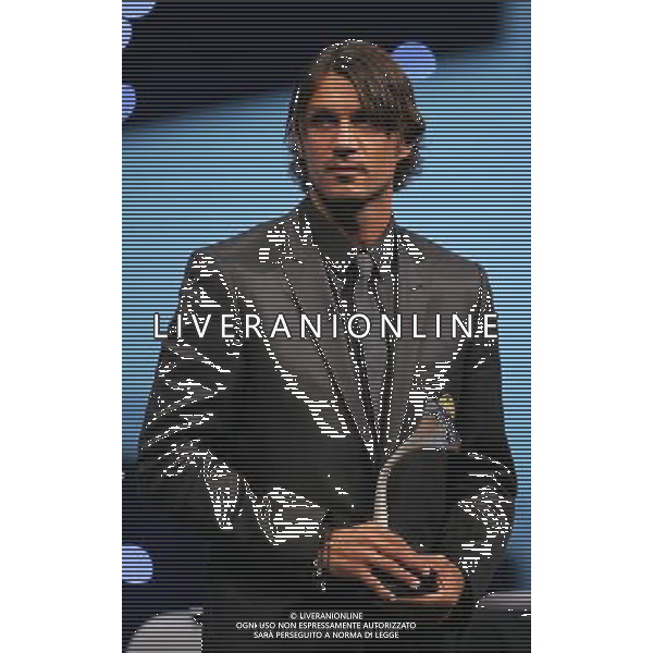 Montecarlo Monaco 30/08/2007 sorteggi champions league 2007/08 nella foto maldini paolo con il premio miglior difensore ph marco luzzani/ag aldo liverani s.a.s.