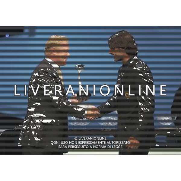 Montecarlo Monaco 30/08/2007 sorteggi champions league 2007/08 nella foto maldini paolo premiato miglior difensore da koeman ronald ph marco luzzani/ag aldo liverani s.a.s.
