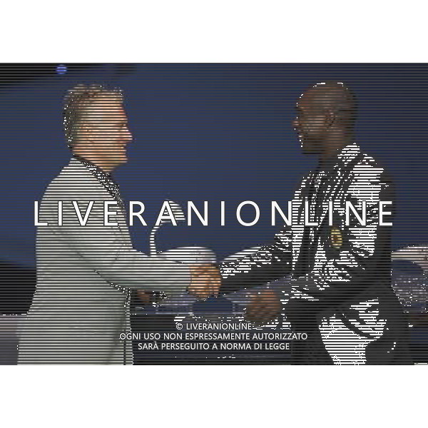 Montecarlo Monaco 30/08/2007 sorteggi champions league 2007/08 nella foto seedorf clarence premiato da deschamps didier come miglior centrocampista ph marco luzzani/ag aldo liverani s.a.s.