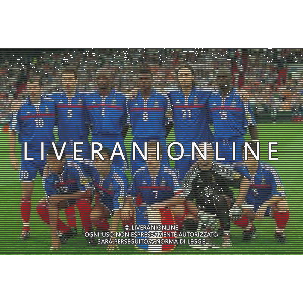 INTERNATIONAL FOOTBALL EURO 2000 FINAL MATCH FRANCE-ITALY TEAM FRANCE LA FORMAZIONE DELLA FRANCIA VINCITRICE DEGLI EUROPEI 2000 =============================== ATTENTION THIS PICTURES IS ONLY FOR ITALIAN MARKET ===============================