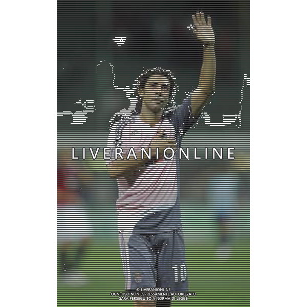 Milano 18/09/2007 champions league 2007/08 milan-benfica 2:1 nella foto rui costa manuel saluta i tifosi milanisti ph marco luzzani/ag aldo liverani s.a.s.