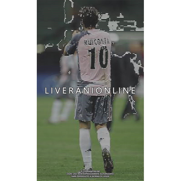 Milano 18/09/2007 champions league 2007/08 milan-benfica 2:1 nella foto rui costa manuel saluta i tifosi milanisti ph marco luzzani/ag aldo liverani s.a.s.