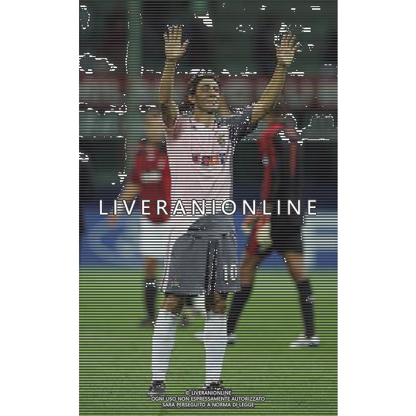 Milano 18/09/2007 champions league 2007/08 milan-benfica 2:1 nella foto rui costa manuel saluta i tifosi milanisti ph marco luzzani/ag aldo liverani s.a.s.