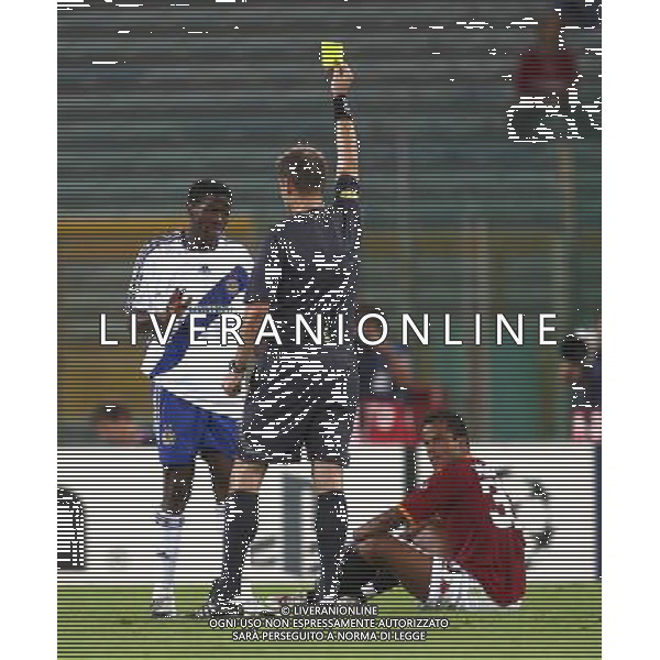 Roma 19 settembre 2007 Roma-Dinamo Kiev champions league 2007/2008 nella foto: L\'arbitro Hamer ammonisce Ayila Yussuf foto Corradetti / Ag. Aldo Liverani