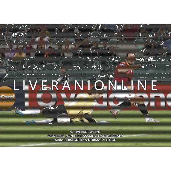 Roma 19 / 09 / 2007 Uefa Champions League 2007/2008 Gruppo F - Roma Vs Dinamo Kiev (2-0) nella foto: Ludovic GIULY si fa respingere un tiro dal portiere Olexandr SHOVKOV ph Corradetti/ag. Aldo Liverani
