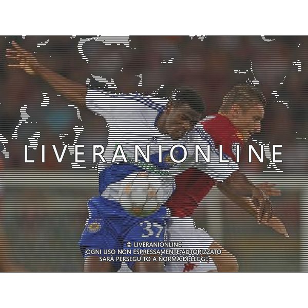 Roma 19 / 09 / 2007 Uefa Champions League 2007/2008 Gruppo F - Roma Vs Dinamo Kiev (2-0) nella foto: Contrasto tra Ayila YUSSUF e Francesco TOTTI ph Corradetti/ag. Aldo Liverani