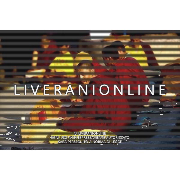 MONACI BUDDISTI Inde.Bodhgaya (état du Bihar) 2004.<br>Reccueillement des moines (bonzes) sous l\'arbre de Bouddha au sein du temple, au coeur du village<br> Andia fr./Ag.Aldo Liverani