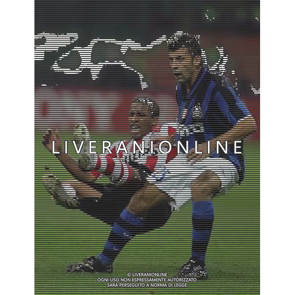 Inter - Psv Eindhoven Champions League 02/10/2007 nella foto Walter Samuel e farfan ph luzzani/Ag. Aldo Liverani Sas