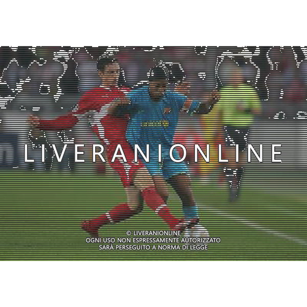 firo Fussball , 02.10.2007 Fu§ball Championsleague Saison 2007/2008 VFB Stuttgart - FC Barcelona , Zweikampf mit Roberto Hilbert, VFB , Ronaldinho , Barcelona Es gelten unsere AGB, einsehbar auf www.firosportphoto.de copyright by firo sportphoto: Pfefferackerstr. 2aÊ 45894 Gelsenkirchen www.firosportphoto.de mail@firosportphoto.de (Volksbank Bochum-Witten) BLZ.: 430 601 29 Kt. Nr.: 341 117 100 Tel:Ê 0209 - 9304402 Fax:Ê 0209 - 9304443 ag aldol iverani