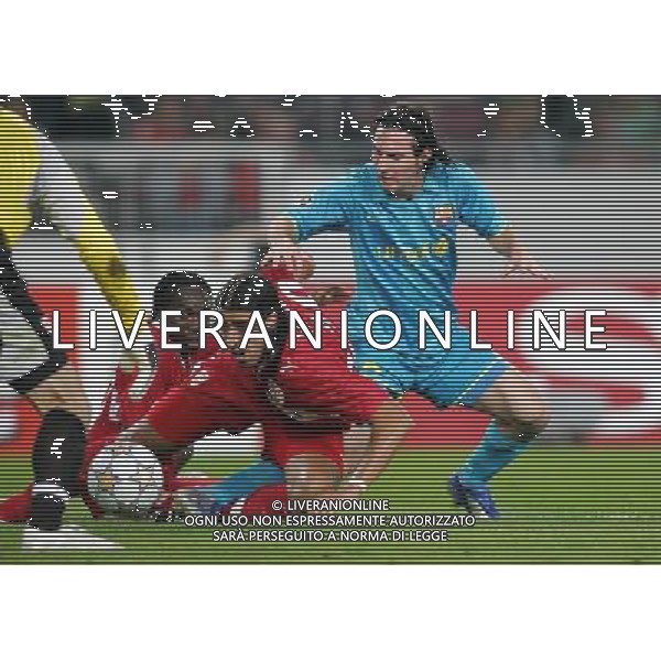 firo Fussball , 02.10.2007 Fu§ball Championsleague Saison 2007/2008 VFB Stuttgart - FC Barcelona , Zweikampf mit Sami Khedira , VFB , Lionel Messi, Barcelona Es gelten unsere AGB, einsehbar auf www.firosportphoto.de copyright by firo sportphoto: Pfefferackerstr. 2aÊ 45894 Gelsenkirchen www.firosportphoto.de mail@firosportphoto.de (Volksbank Bochum-Witten) BLZ.: 430 601 29 Kt. Nr.: 341 117 100 Tel:Ê 0209 - 9304402 Fax:Ê 0209 - 9304443 ag aldo liverani