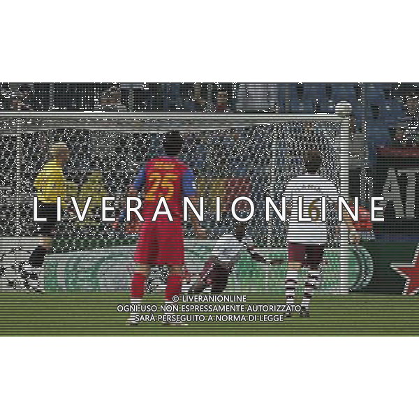 Steaua Bucarest - Arsenal, Champions League, Group H, Steaua Stadium Bucharest Romania 02/10/2007 nella foto Kolo Toure in parata di testa sul tiro di Nicolae Dica Picture by Ian Kington(IPS PHOTO AGENCY)/Ag. Aldo Liverani Sas 