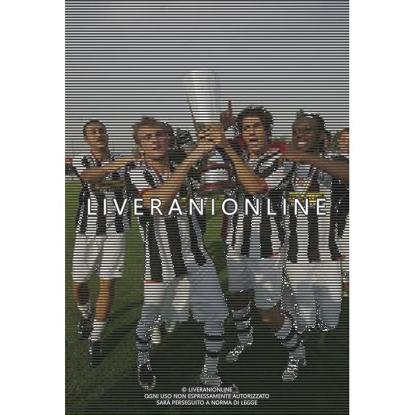 Inter - Juventus Supercoppa Tim Primavera 03/10/2007 nella foto festeggiamenti a fine partita dei giocatori della juventus con la Coppa ph Luzzani/Ag. Aldo Liverani Sas