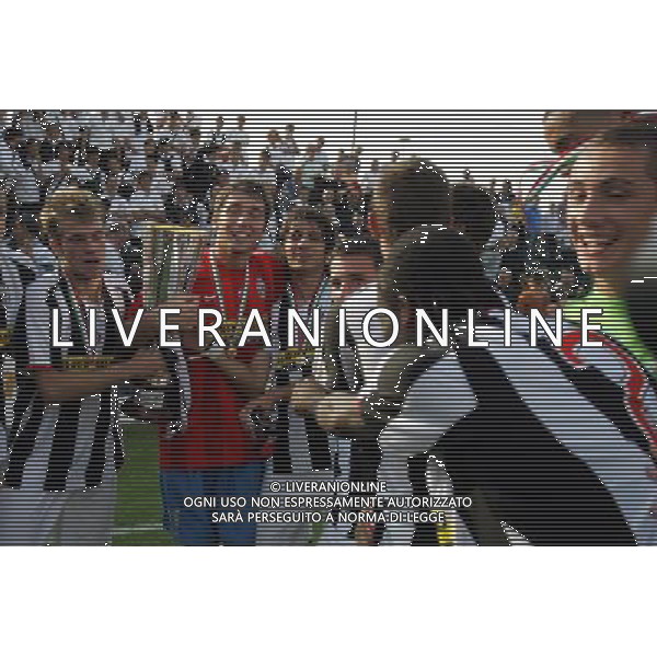 Inter - Juventus Supercoppa Tim Primavera 03/10/2007 nella foto festeggiamenti a fine partita dei giocatori della juventus con la Coppa ph Luzzani/Ag. Aldo Liverani Sas