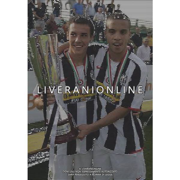 Inter - Juventus Supercoppa Tim Primavera 03/10/2007 nella foto festeggiamenti a fine partita dei giocatori della juventus con la Coppa - pasquato e leta i due realizzatori dei gol con la supercoppa ph Luzzani/Ag. Aldo Liverani Sas