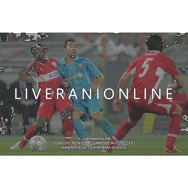 Stoccarda (Germania) 2 ottobre 2007 Stoccarda-Barcellona Champions League 2007/2008 nella foto: Deco e Boka Arthur foto Andry / Ag. Aldo Liverani