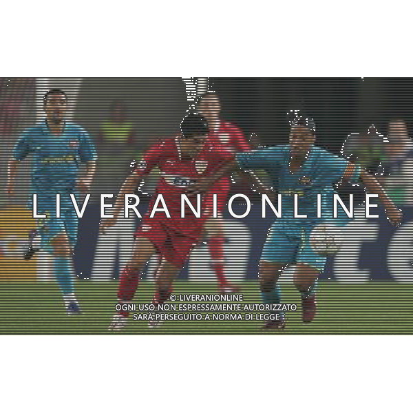 Stoccarda (Germania) 2 ottobre 2007 Stoccarda-Barcellona Champions League 2007/2008 nella foto: Ronaldinho e Osorio Ricardo foto Andry / Ag. Aldo Liverani