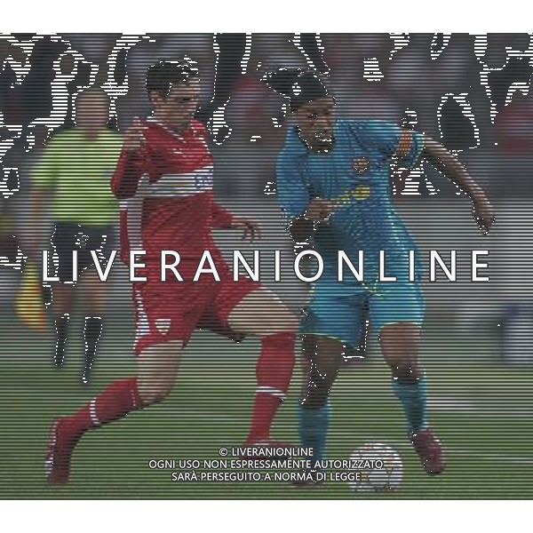 Stoccarda (Germania) 2 ottobre 2007 Stoccarda-Barcellona Champions League 2007/2008 nella foto: Ronaldinho e Hilbert Roberto foto Andry / Ag. Aldo Liverani