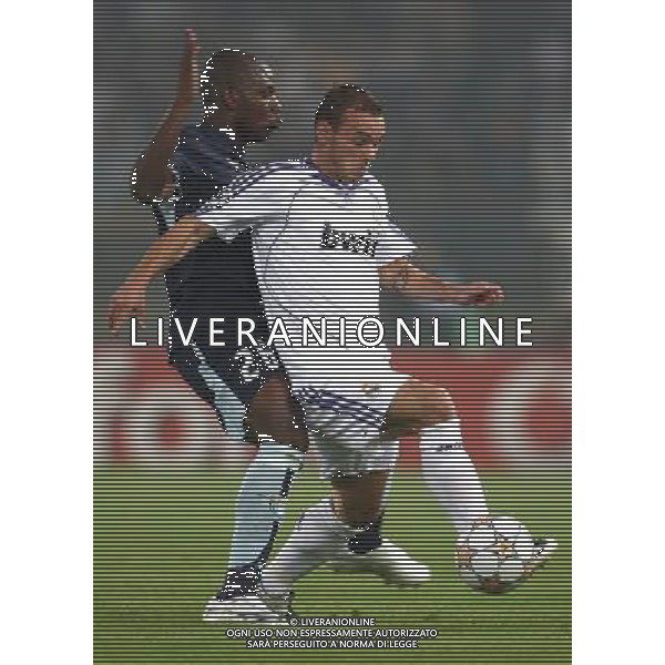 Roma - Stadio Olimpico - 03/10/2007 - Uefa Champions League 2007/2008 - fase a gironi 2° giornata Gruppo C - Lazio Vs Real Madrid (2-2) - nella foto: Wesley SNEIJDER contrastato da Gaby MUDINGAYI ph Corradetti / ag. Aldo Liverani