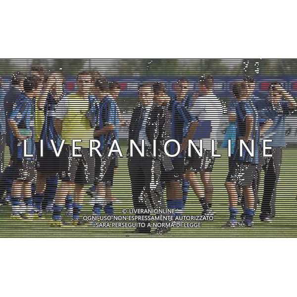 Milano 03/10/2007 Supercoppa Primavera 2007 inter-juventus 0:2 nella foto ernesto paolillo con i ragazzi ph maro luzzani/ag aldo liverani s.a.s.