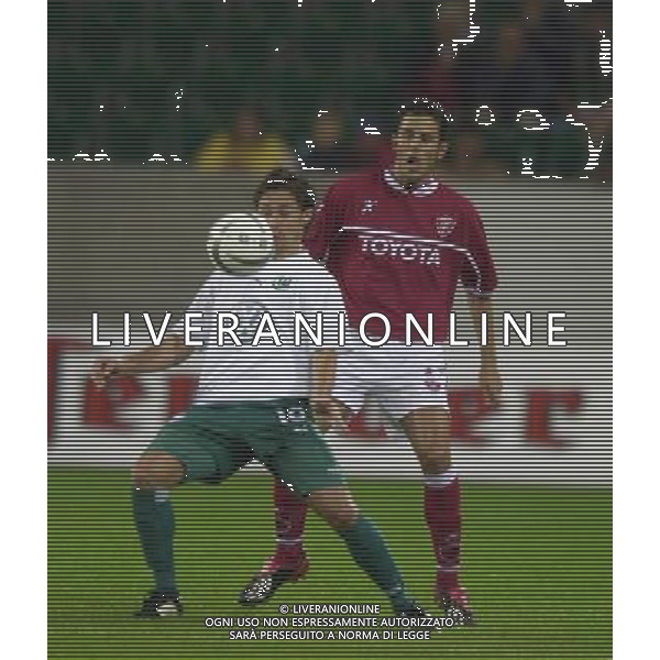 WOLFSBURG (GERMANIA) 26/08/2003 FINALE DI RITORNO INTERTOTO 2003 WOLFSBURG-PERUGIA NELLA FOTO:GROSSO IN PRESSING SU UN AVVERSARIO* FOTO 1905/ROBERTO SETTONCE/ALDO LIVERANI S.A.S.