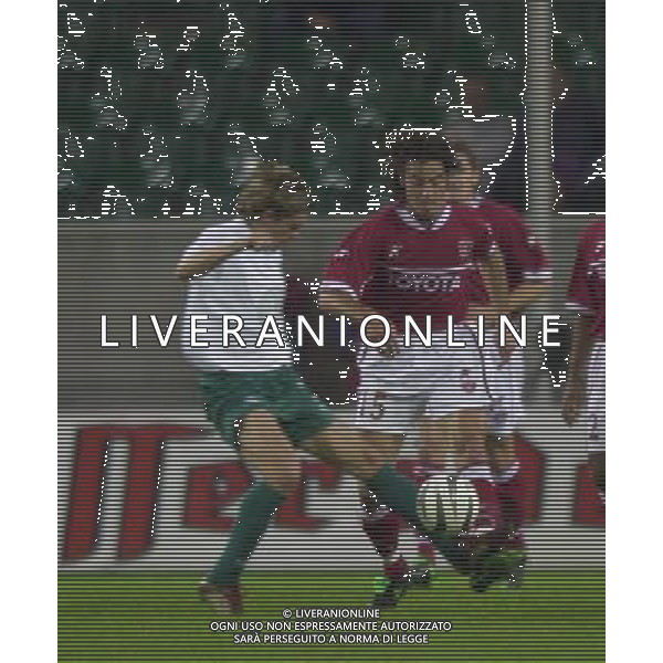 WOLFSBURG (GERMANIA) 26/08/2003 FINALE DI RITORNO INTERTOTO 2003 WOLFSBURG-PERUGIA NELLA FOTO:VRYZAS ANTICIPA UN AVVERSARIO* FOTO 1905/ROBERTO SETTONCE/ALDO LIVERANI S.A.S.