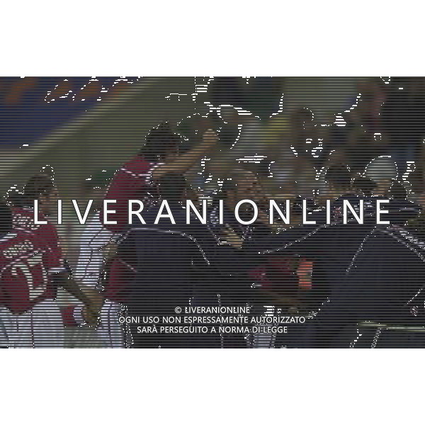 WOLFSBURG (GERMANIA) 26/08/2003 FINALE DI RITORNO INTERTOTO 2003 WOLFSBURG-PERUGIA NELLA FOTO:L\'ESULTANZA IN PANCHINA* FOTO 1905/ROBERTO SETTONCE/ALDO LIVERANI S.A.S.