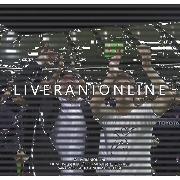 WOLFSBURG (GERMANIA) 26/08/2003 FINALE DI RITORNO INTERTOTO 2003 WOLFSBURG-PERUGIA NELLA FOTO:COSMI E GATTI CANTANO SOTTO LA CURVA* FOTO 1905/ROBERTO SETTONCE/ALDO LIVERANI S.A.S.