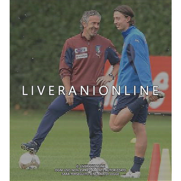 Raduno e Allenamento Nazionale Italiana Coverciano(FI) - 09.10.2007 Nella Foto: Roberto Donadoni scherza con Riccardo Montolivo Ph.Vitez-Ag. Aldo Liverani