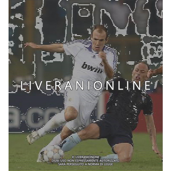 Lazio - Real Madrid (2-2) 03/10/2007 Champions League 2007/2008 - fase a gironi 2a giornata Gruppo C nella foto: Arjen ROBBEN contrastato da Massimo MUTARELLI ph Corradetti / ag. Aldo Liverani Sas