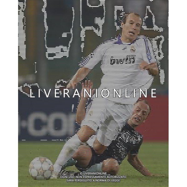 Lazio - Real Madrid (2-2) 03/10/2007 Champions League 2007/2008 - fase a gironi 2a giornata Gruppo C nella foto: Arjen ROBBEN contrastato da Massimo MUTARELLI ph Corradetti / ag. Aldo Liverani Sas