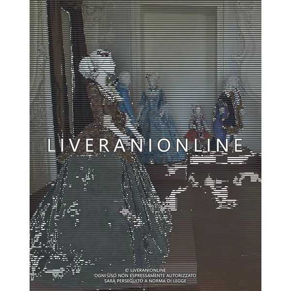 VENARIA ( TO) - INAUGURAZIONE 12 OTTOBRE 2007 NELLA FOTO: ABITI DI CARTA DELL\'ARTISTA BELGA ISABELLE DE BORCHGRAVE ISPIRATI ALLE FIGURE DI ALCUNI TRA I PIU\'CELEBRI RITRATTI PIEMONTESI ESPOSTE NELLA SALA DI DIANA PH. ANDREA BUSI AG.ALDO LIVERANI